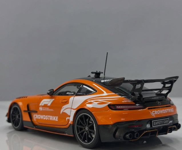 Minichamps - Mercedes-AMG GT Black Series - 2025 Formula 1 Safety Car (British GP) - 1:18 Scale