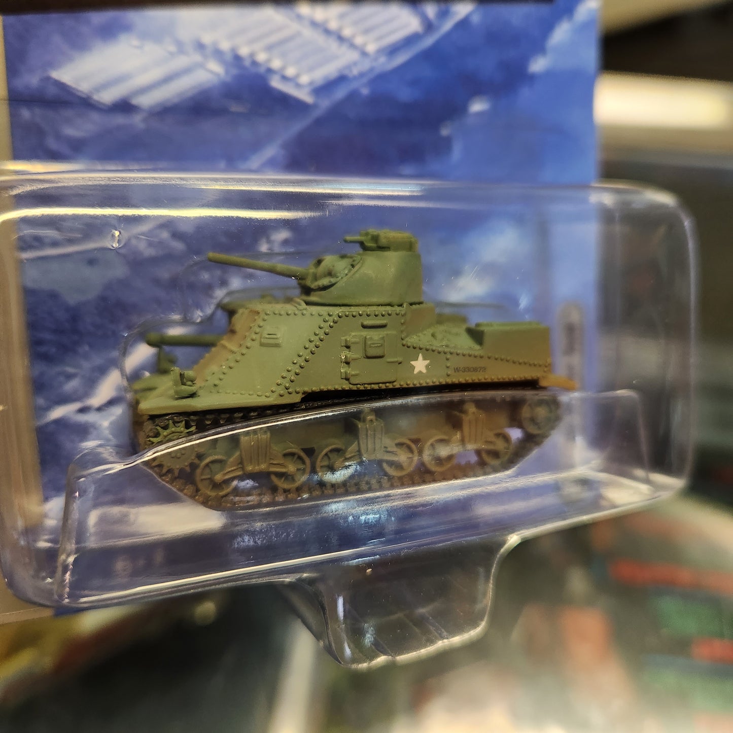 Johnny Lightning - 2022 Military R1 Ver A - WWII M3 Lee Tank
