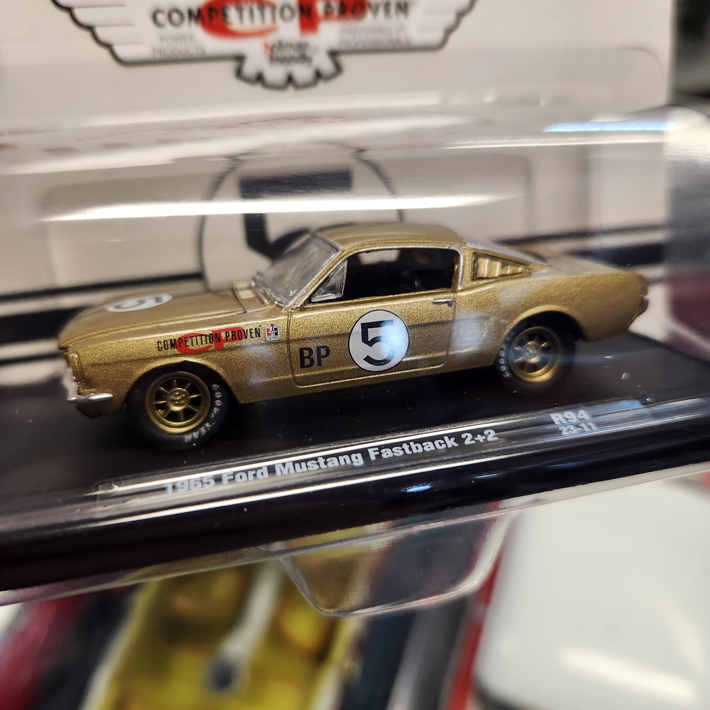 M2 Machines - 1965 Ford Mustang Fastback 2+2 - Gold