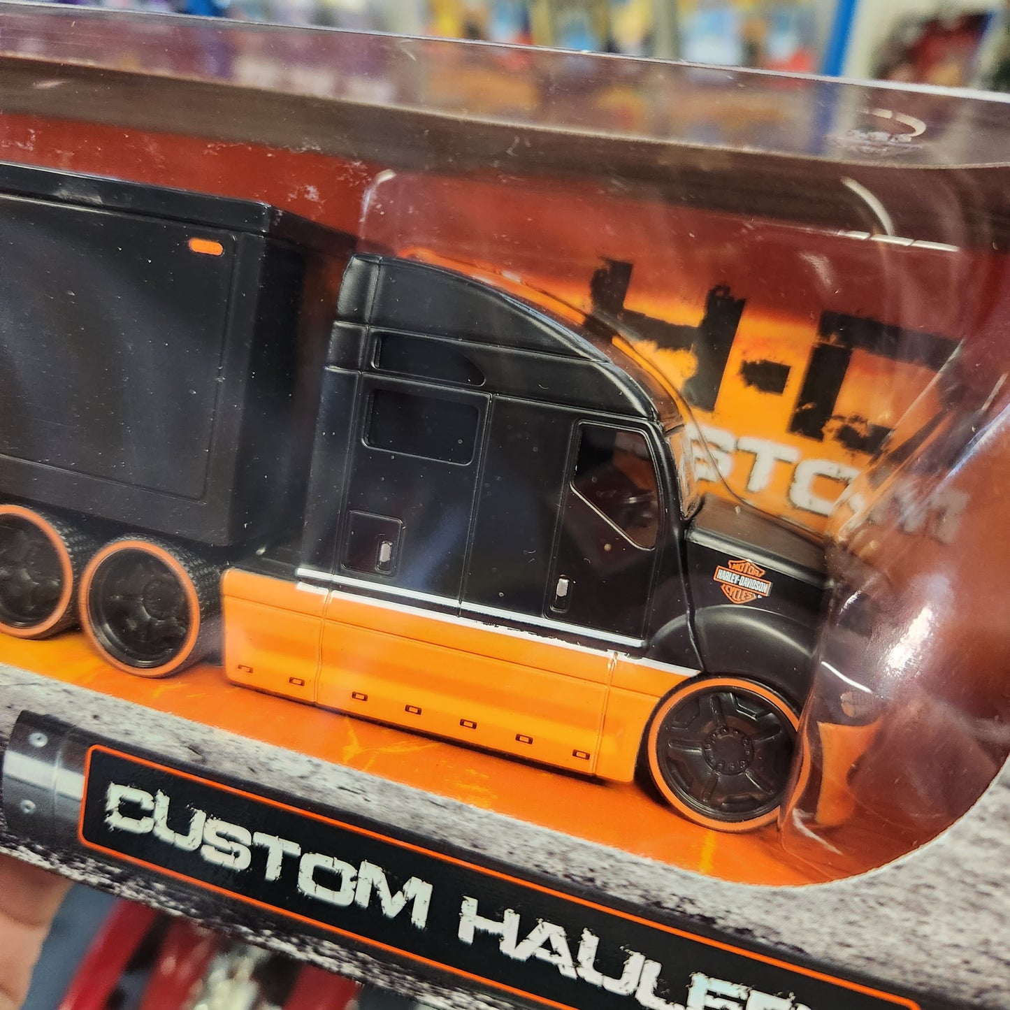 Maisto - 'Harley Davidson' Custom Haulers (Black/Orange Cab)