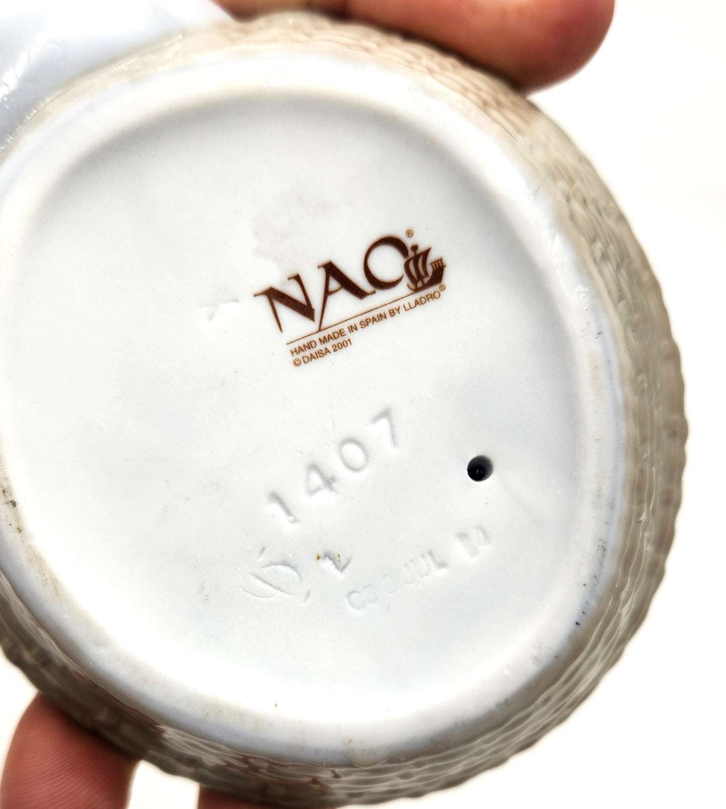 Nao Lladro Porcelain Kitty in Basket with Wool - 13cm