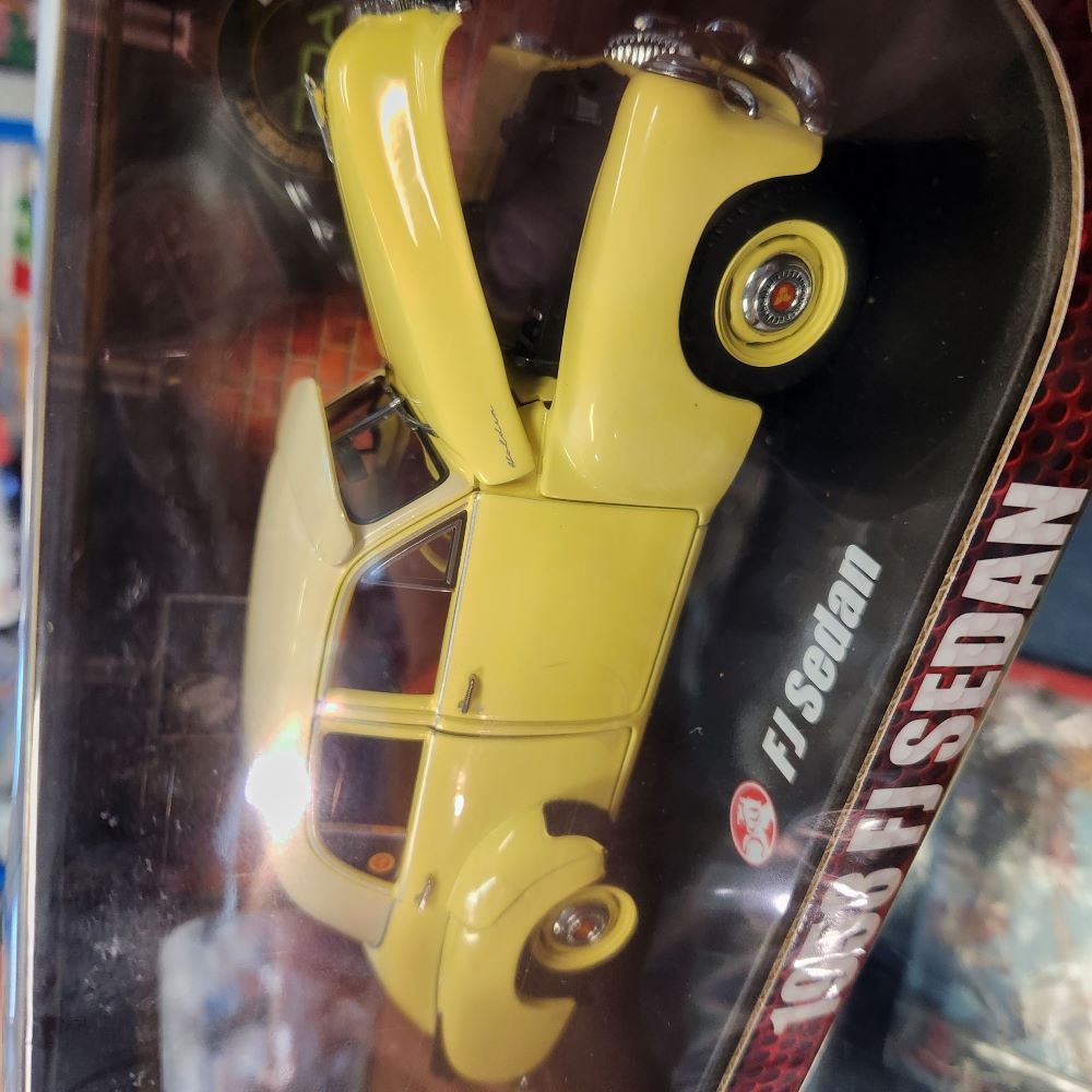 DDA - Holden 1953 FJ Sedan - Two Tone Light Yellow - 1:24 Scale