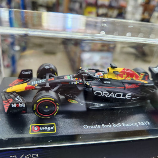 Bburago - 2023 Oracle Red Bull Racing RB19 with Helmet - 1 Max Verstappen 1:43 Scale