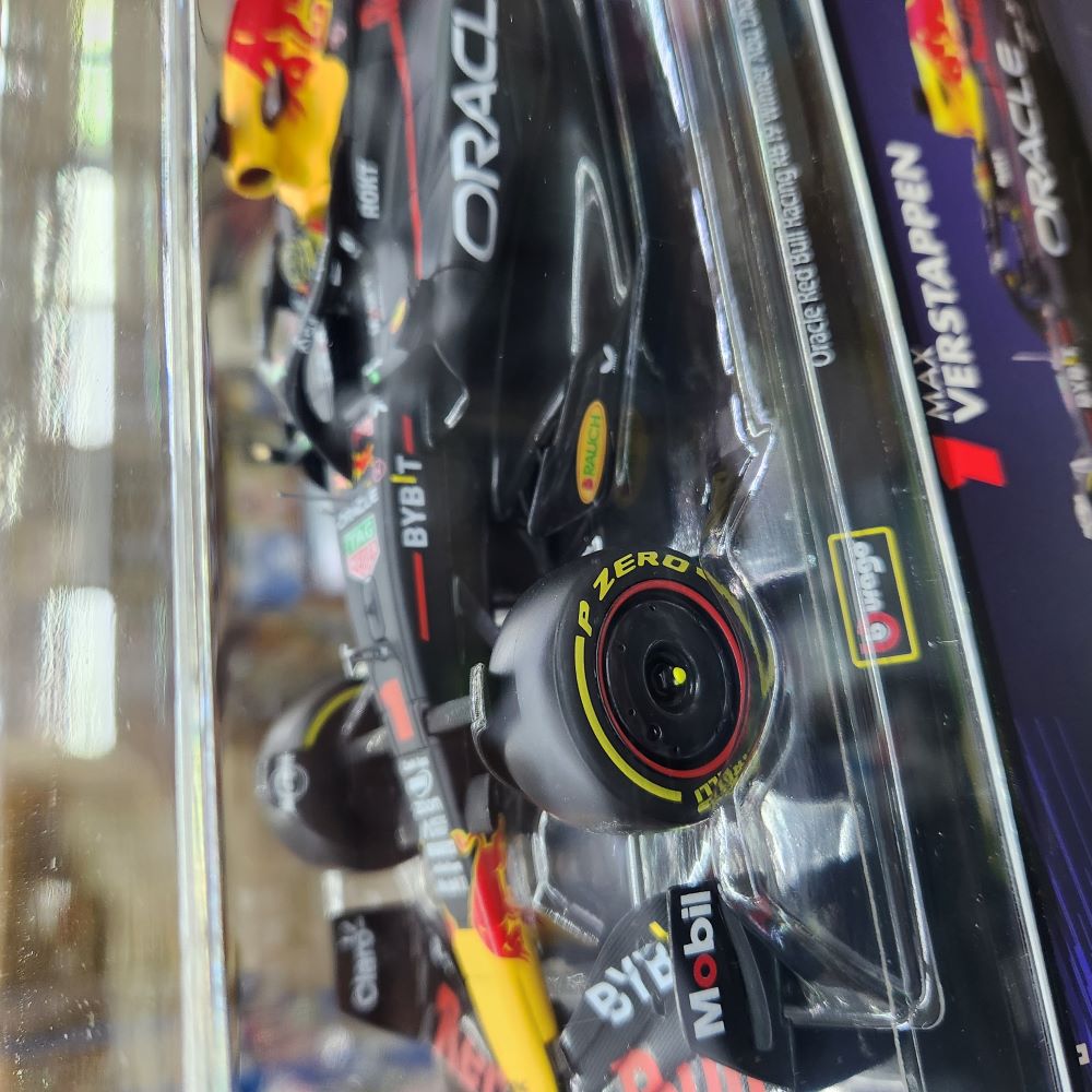Bburago - 2023 Oracle Red Bull Racing RB19 - #1 Max Verstappen Champion 1:24 Scale