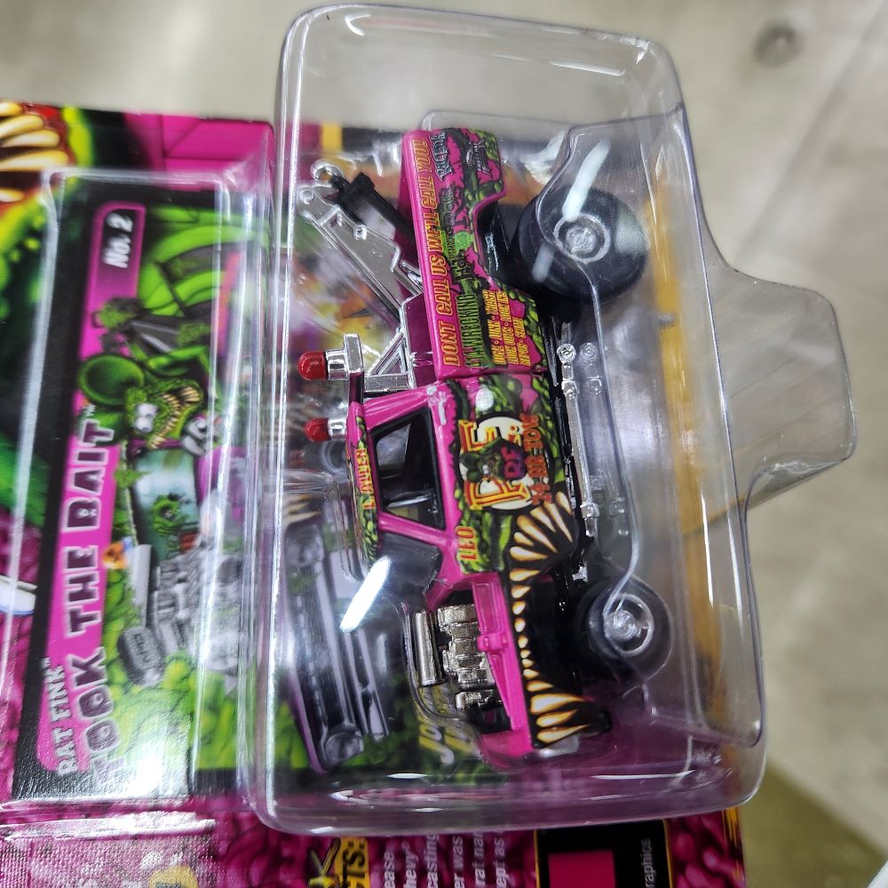 Johnny Lightning - 2023 Street Freaks R2 Ver B - 1965 Chevy Tow Truck Rat Fink