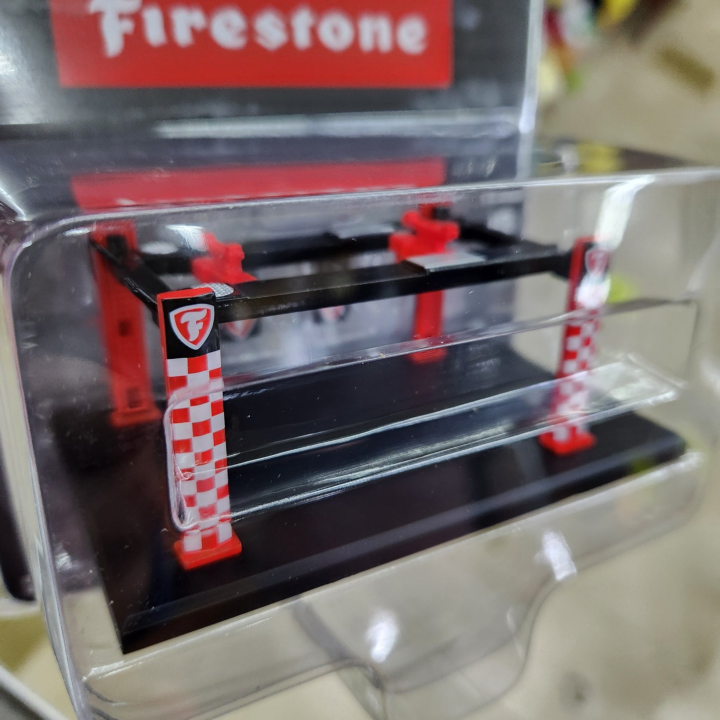 Greenlight - Adjustable Four Post Lift 'Firesone' - 1:64 Scale
