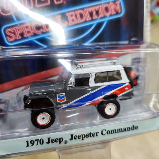 Greenlight - Chevron Special Edition Series 1 - 1970 Jeep Jeepster Commando - 1:64 Scale