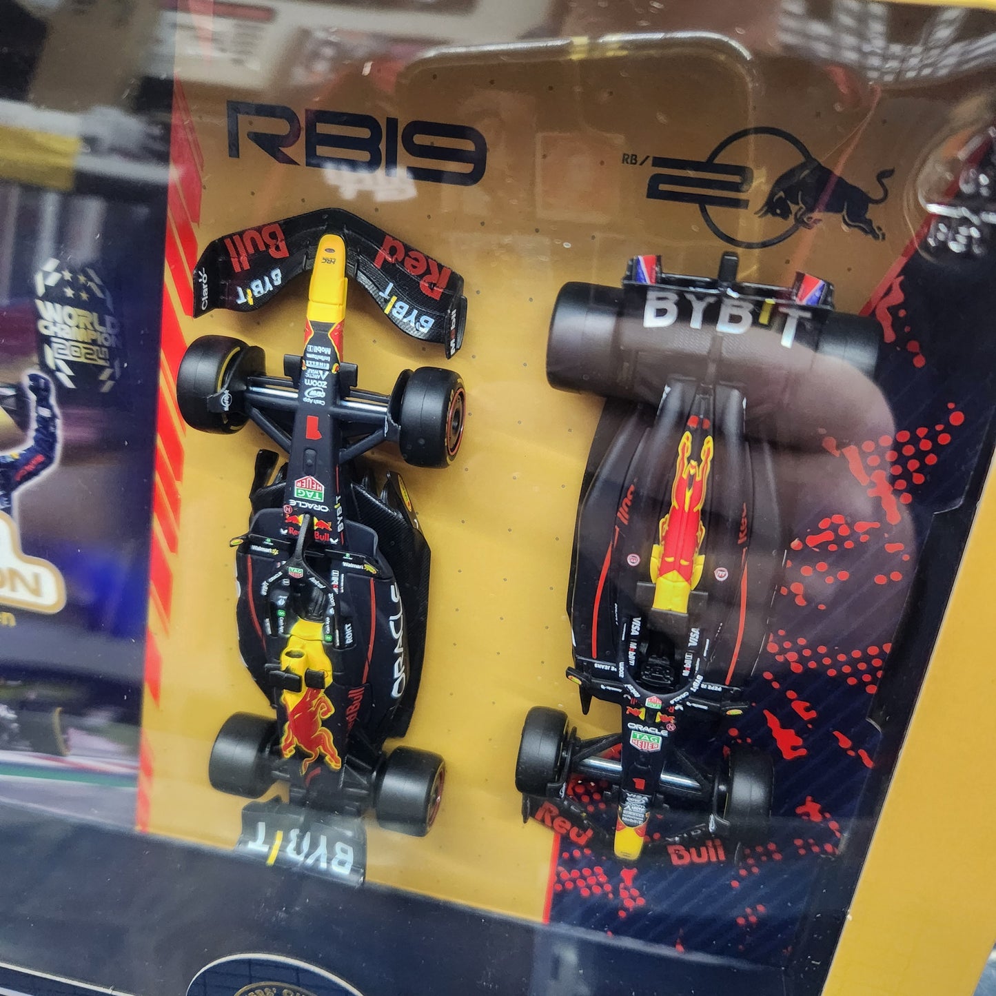 Bburago - Red Bull Racing F1 #1 Max Verstappen - World Championship 4 Car Gift Pack - 1:43 Scale