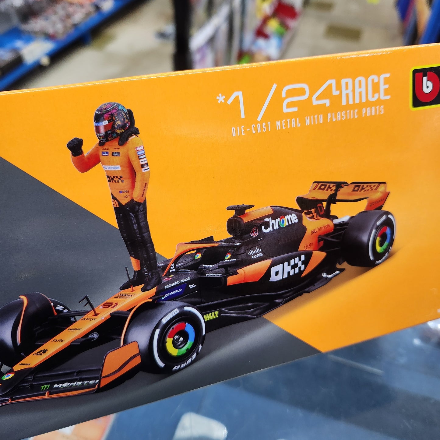 Bburago - 2024 McLaren F1 MCL38 - With #81 Oscar Piastri Figurine - 1:24 Scale