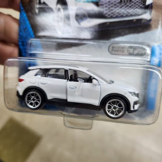 Majorette - Showroom Series Premium Cars - Audi Q4 E-Tron (White)