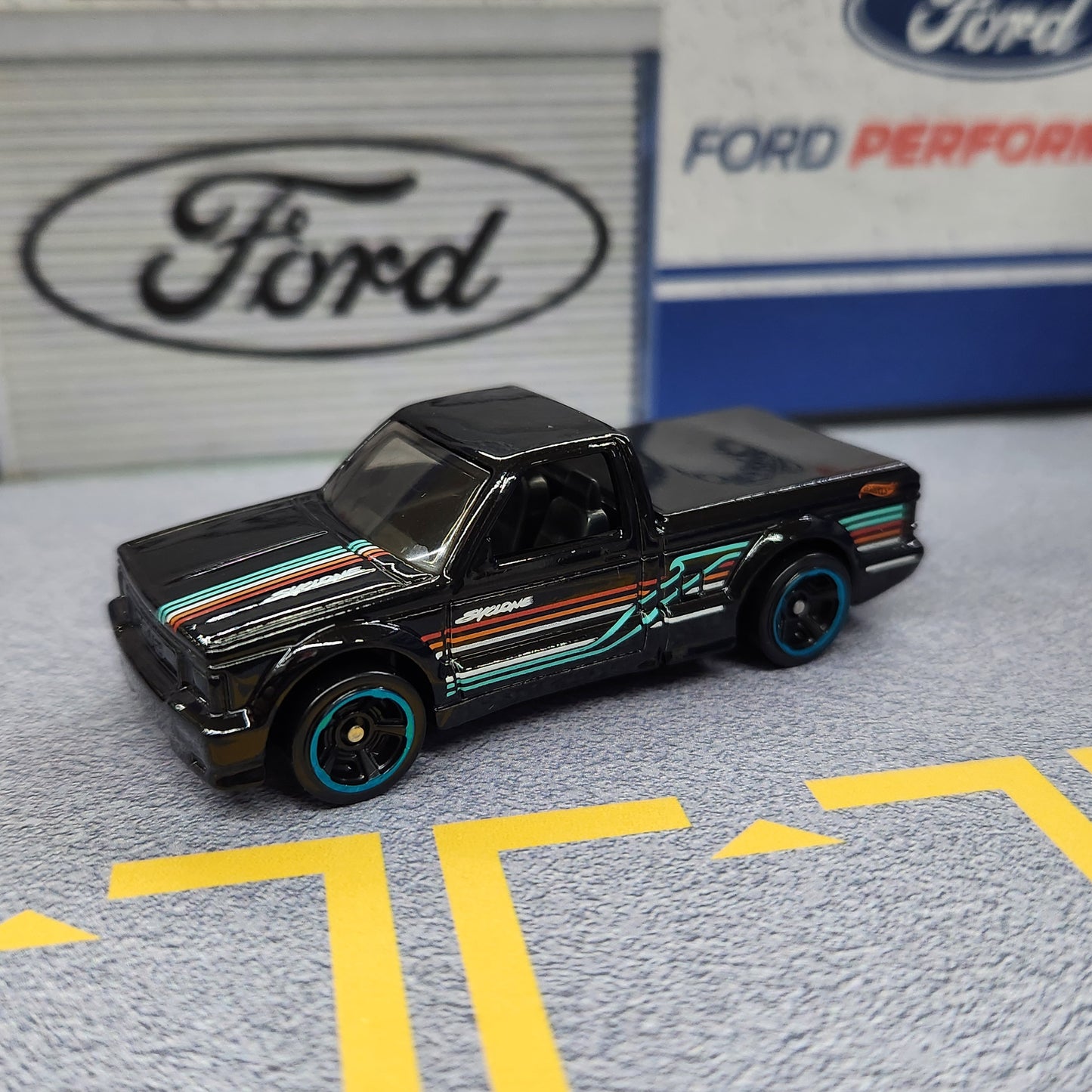 Uncarded - Hot Wheels - 1991 GMC Syclone (Black/Stripe) - 1:64 Scale