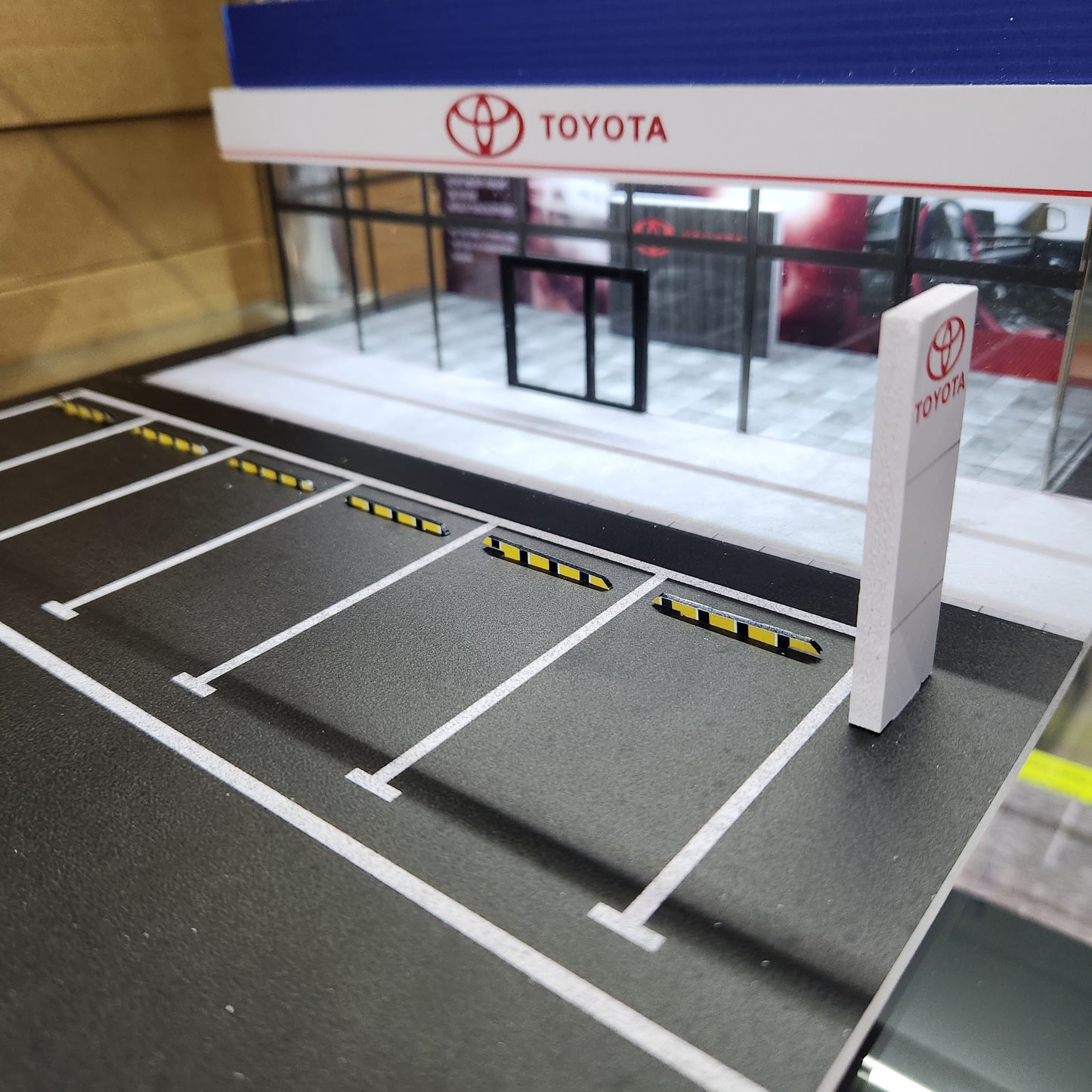 Moreart - Toyota Showroom Diorama (Battery Operated) -1:64 Scale