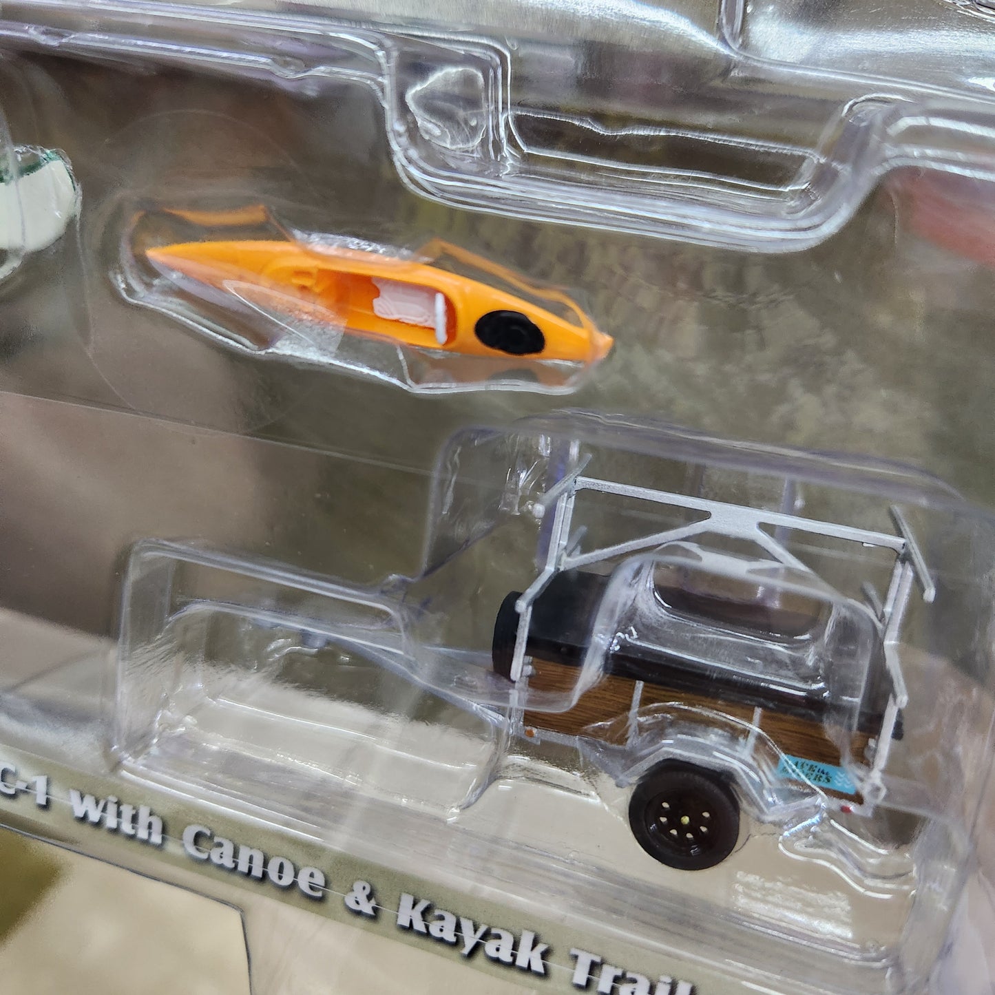 Greenlight - 'Hitch & Tow' Series 32 - 1968 Jeepster Commando with Canoe Trailer
