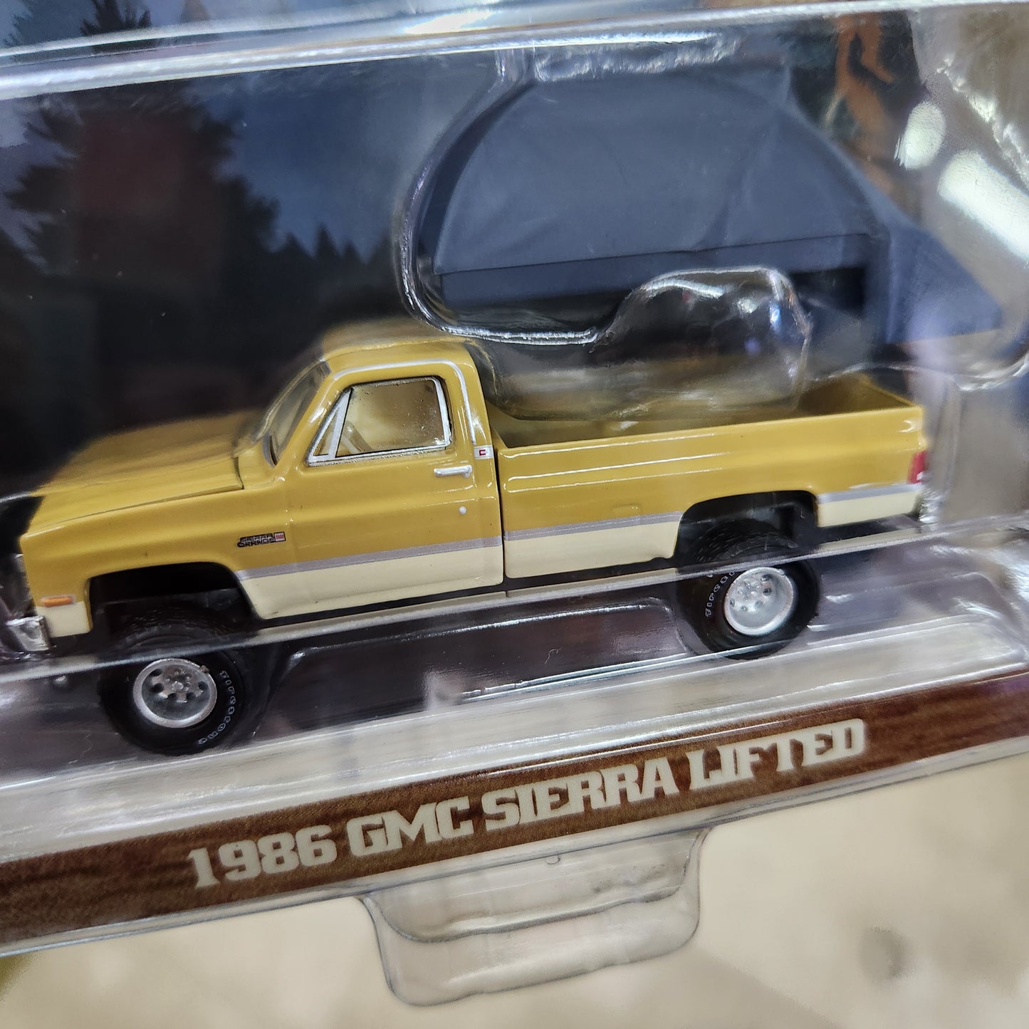 Greenlight - The Great Outdoors Series 4 - 1986 GMC Sierra Lifted (Desert Sand) with Canopy