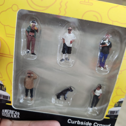 American Diorama - Diecast Figurines 'Curbside Crowd'