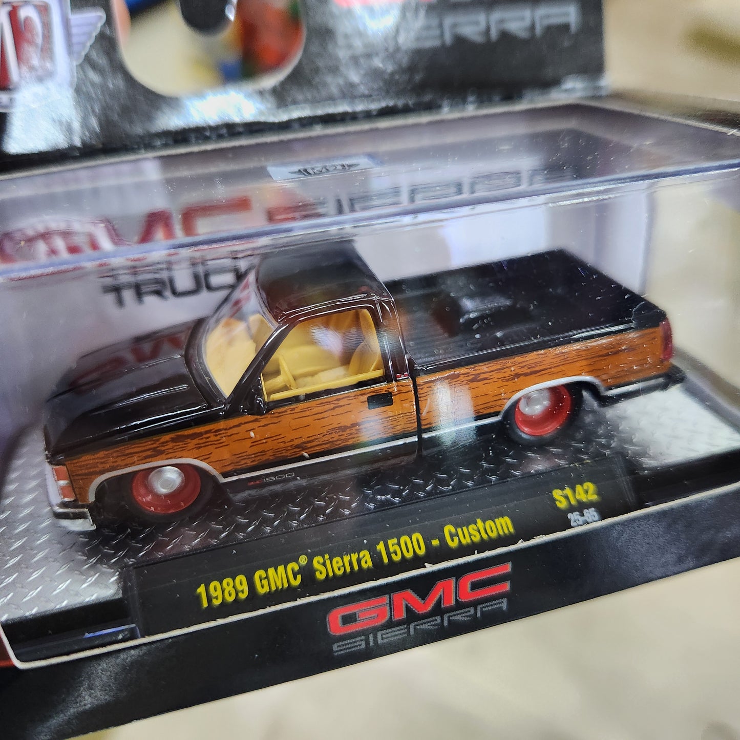 M2 Machines - 'Auto-Thentics' Mix 142 - 1989 GMC Sierra 1500 - Custom