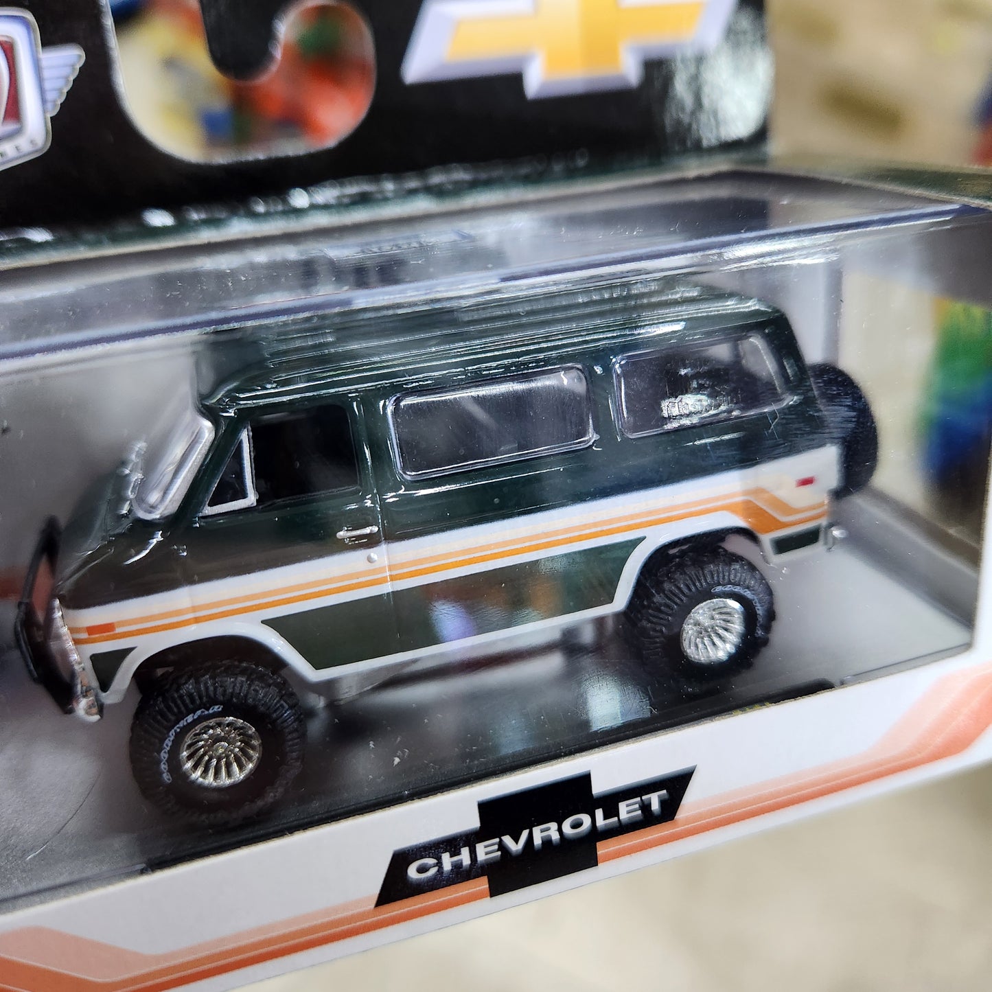 M2 Machines - 'Auto-Trucks' Mix 104 - 1971 Chevrolet Van Beauville 4x4