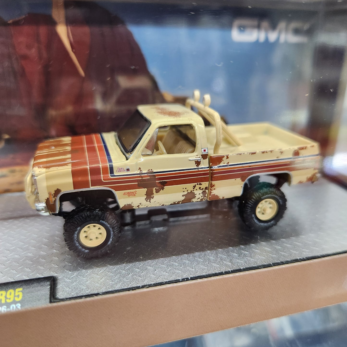 M2 Machines - 'Auto-Haulers' Mix 95 - 1977 GMC Sierra Classic 3500 + 1977 GMC Sierra Desert Fox