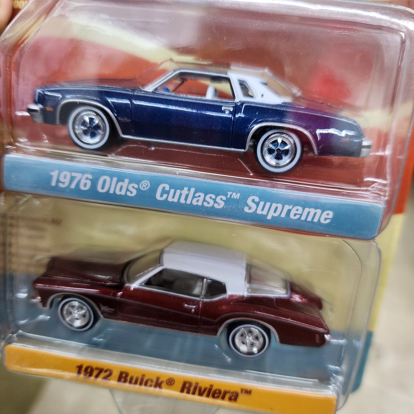 Johnny Lightning - Super Seventies R2 Ver A - 1976 Oldsmobile Cutlass & 1972 Buick Riviera