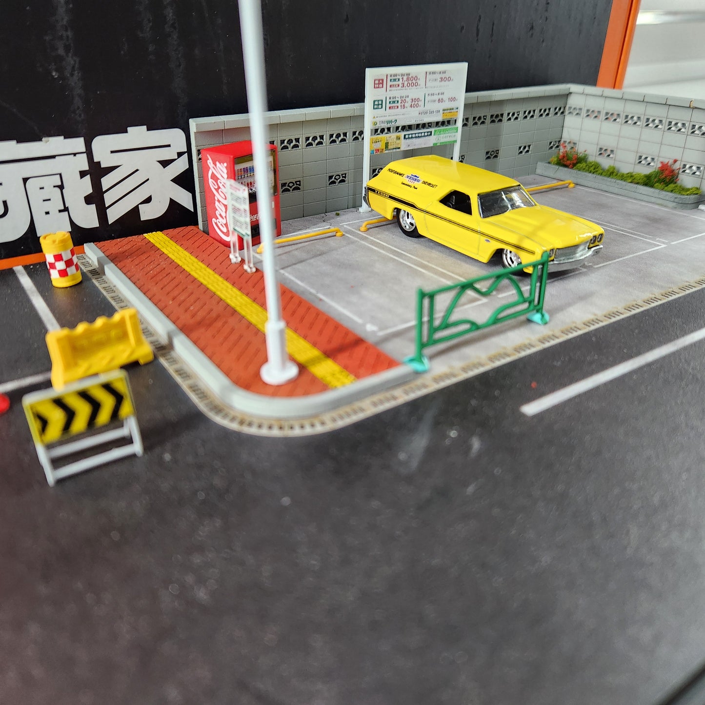Diorama - Japanese Style Parking Lot Scene (Large) - 1:64 Scale