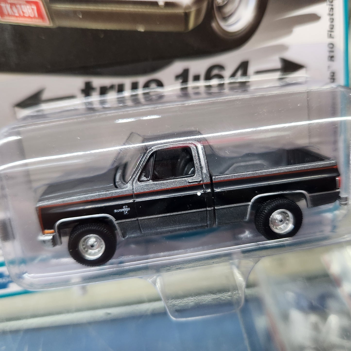 Auto World - 2022 Premium Series R2 Vers A. - 1987 Chevy Silverado R10 Fleetside - 1:64 Scale