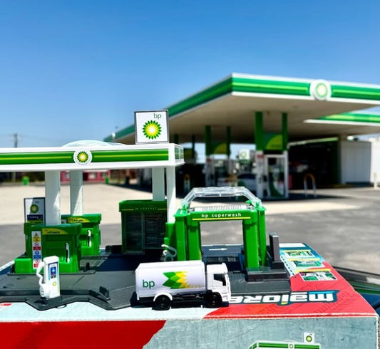 Majorette - BP Service Station + 1 Vehicle Gift Set - 1:64 Scale