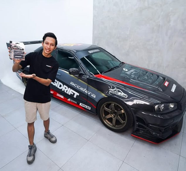 Majorette - Nissan Skyline (R34): D1GP 'Garasi Drift' Ziko Harnadi - 1:64 Scale