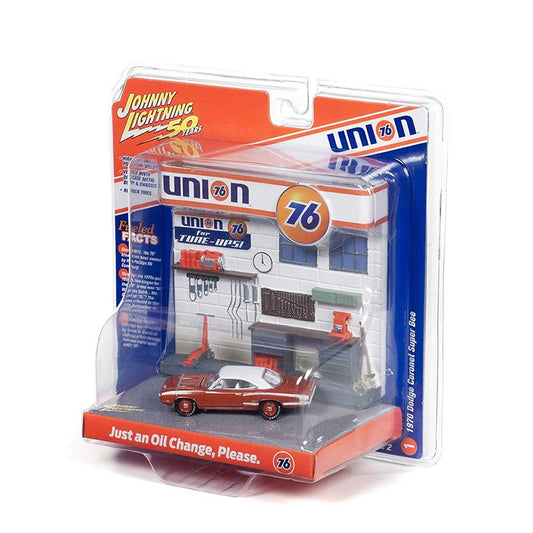 Johnny Lightning - Union 76 Gas Station Diorama with Dodge Coronet