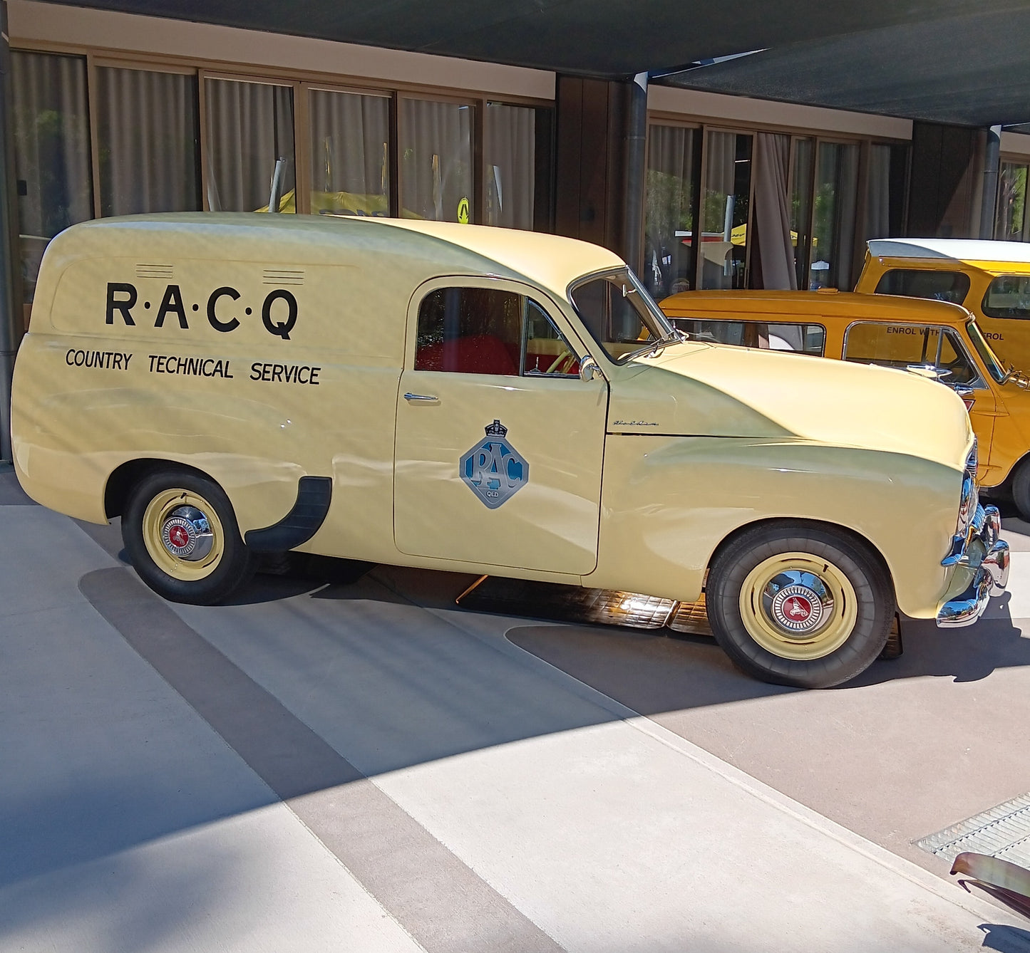 DDA - Holden 1955 FJ RACQ Country Technical Service - 1:64 Scale