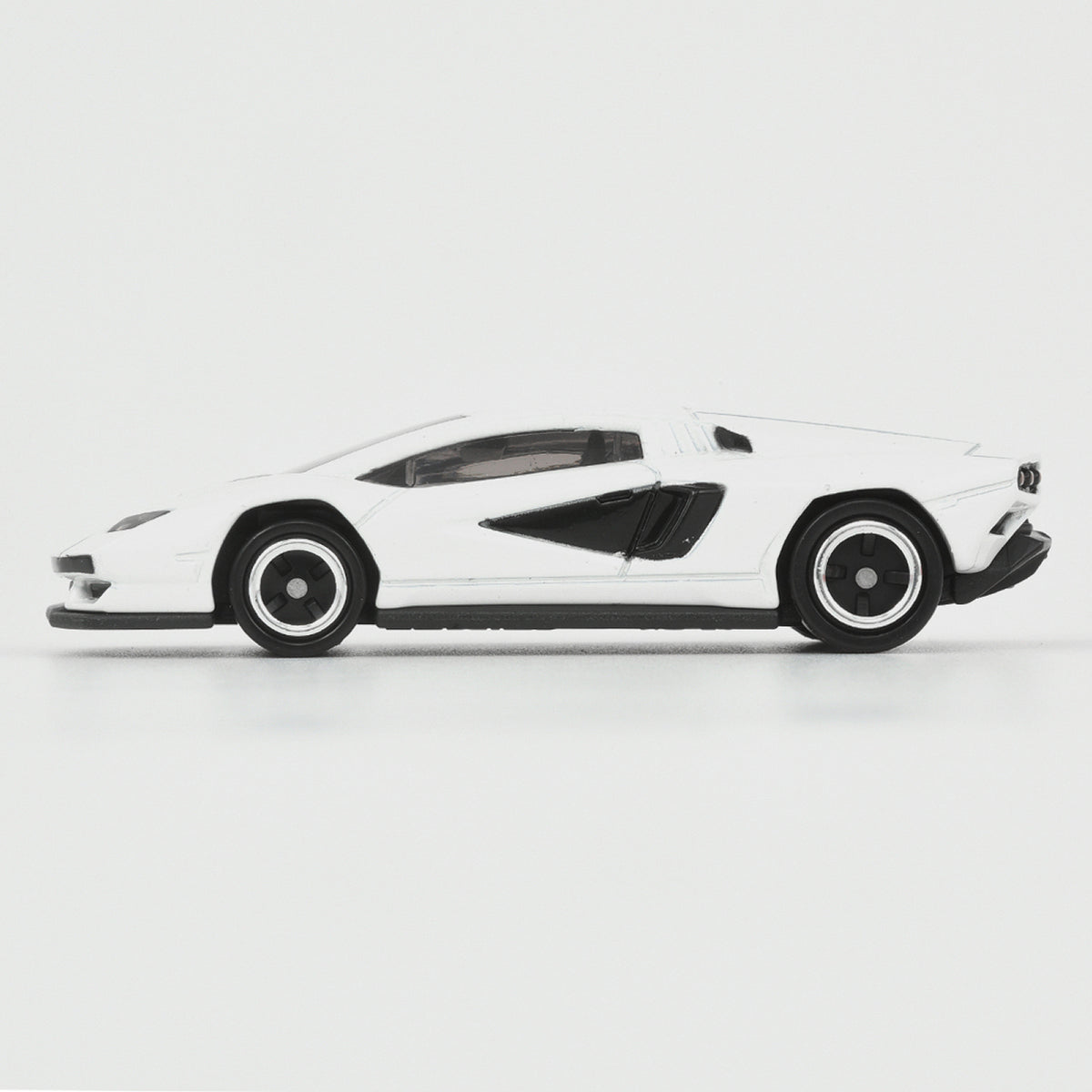 TOMICA - No.74 Lamborghini Countach LPI 800-4 (White) - 1:64 Scale
