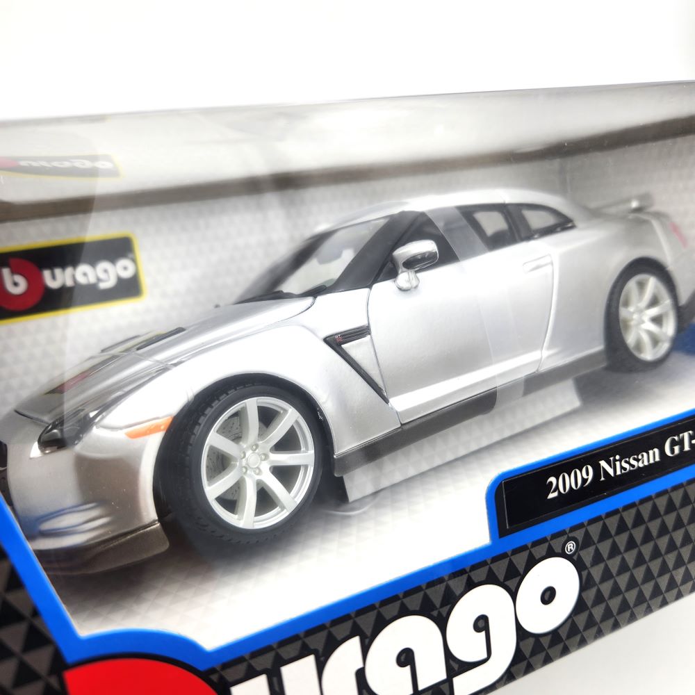 Bburago - 2009 Nissan GT-R (R-35) Silver - 1:18 Scale