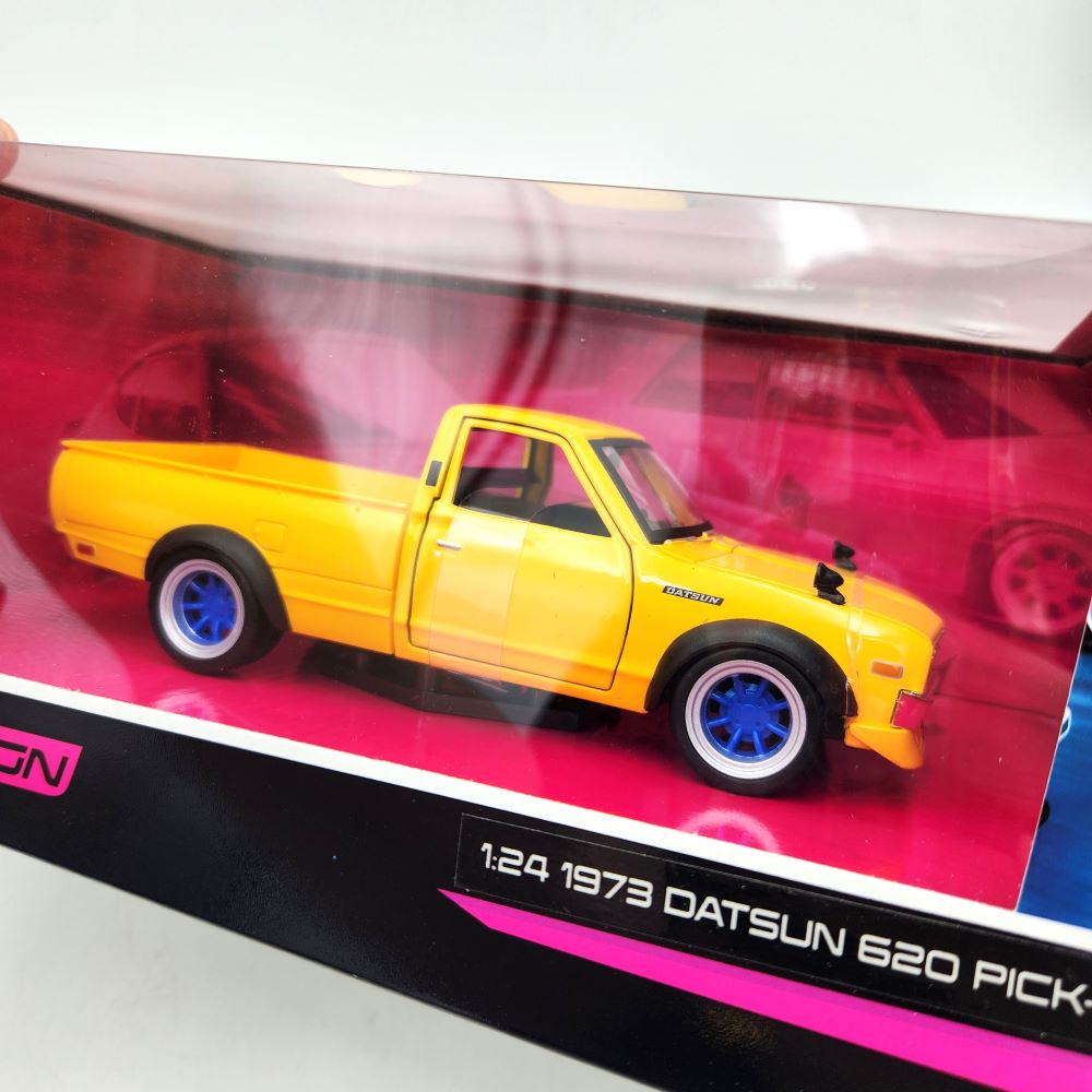 Maisto - 1973 Datsun 620 Pick-up 'Tokyo Mod' Yellow - 1:24 Scale