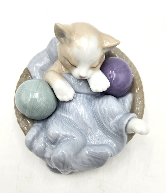 Nao Lladro Porcelain Kitty in Basket with Wool - 13cm