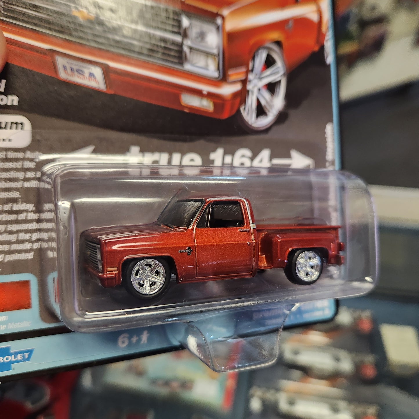 Auto World - 2023 R1 Vers. B Premium Series - 1983 Chevy Silverado Stepside - Dark Tangerine