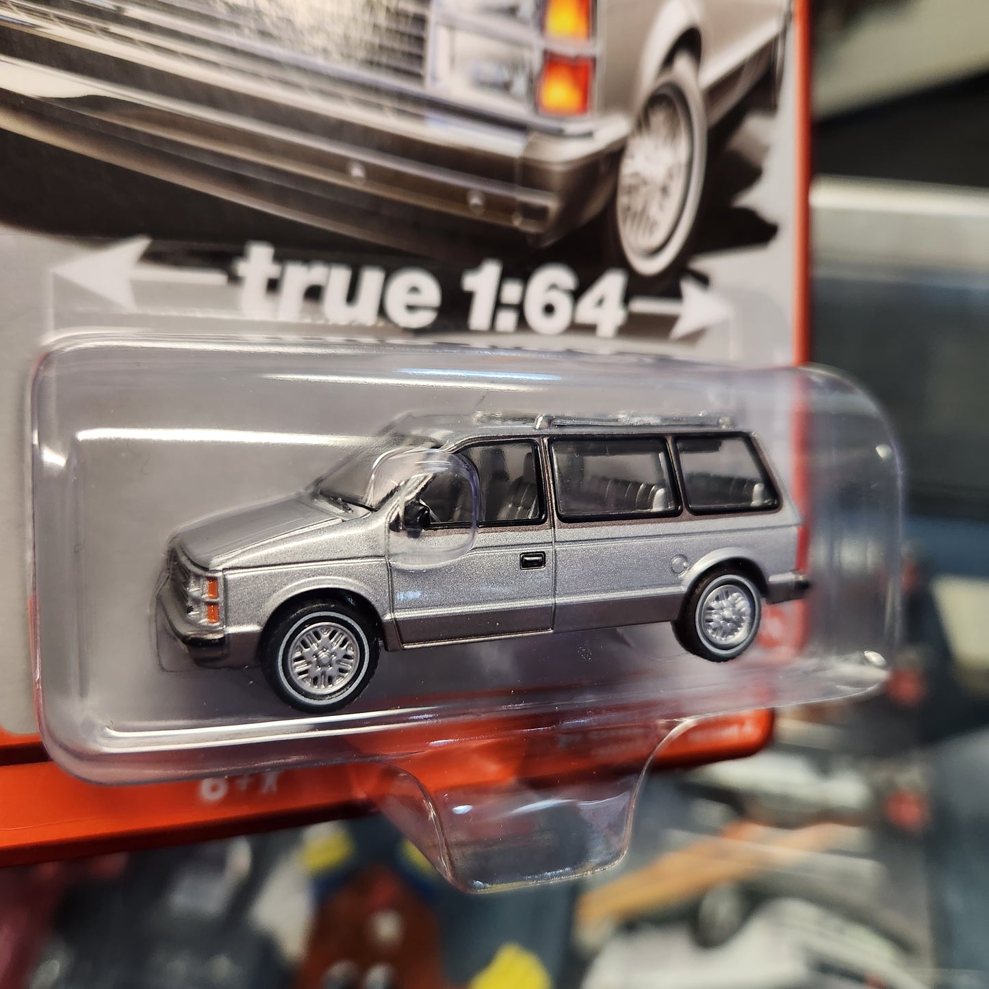 Auto World - 2023 R2 Vers. A Premium Series - 1985 Plymouth Voyager - Radiant Silver