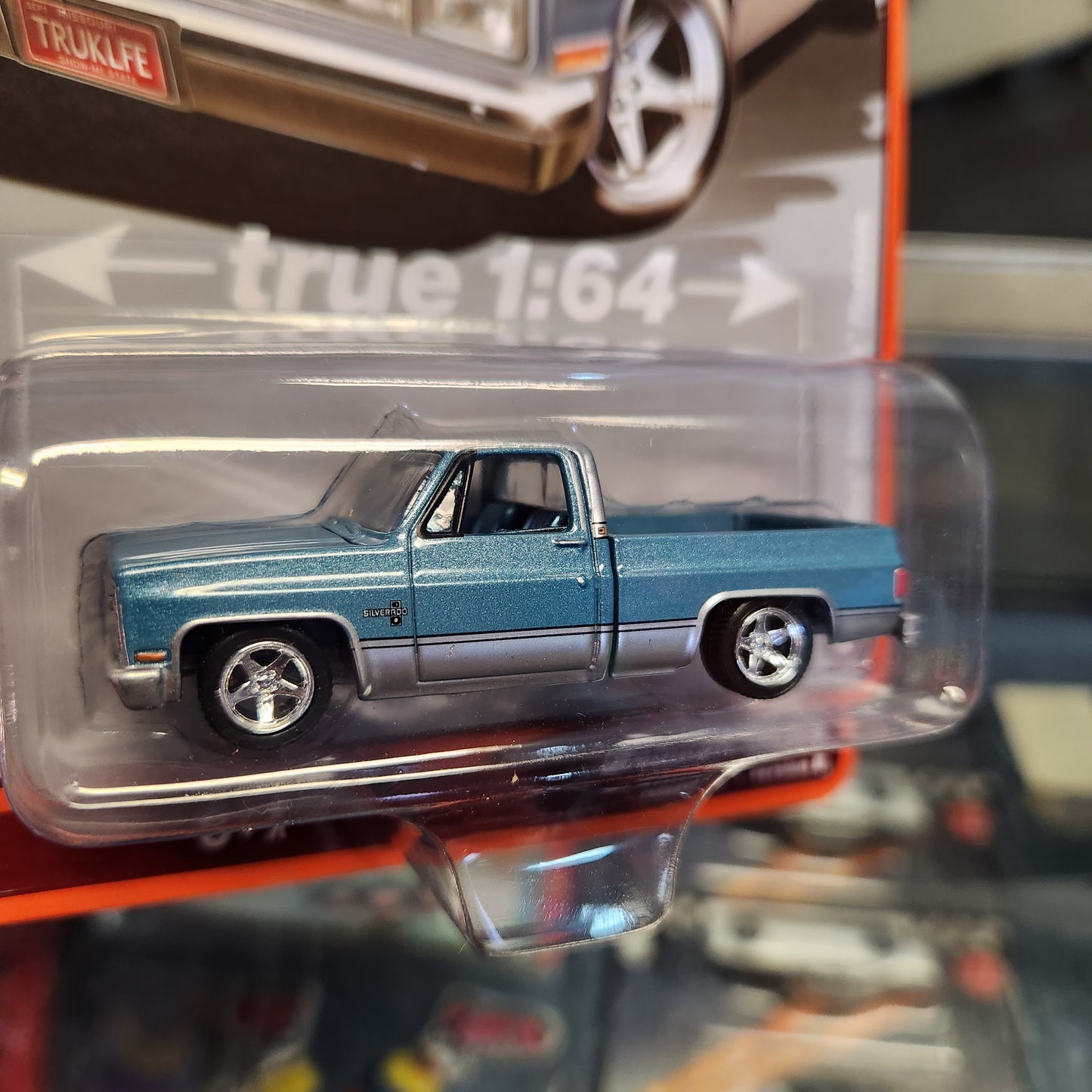 Auto World - 2023 R2 Vers. B Premium Series - 1985 Chevy Silverado Fleetside - Light Blue