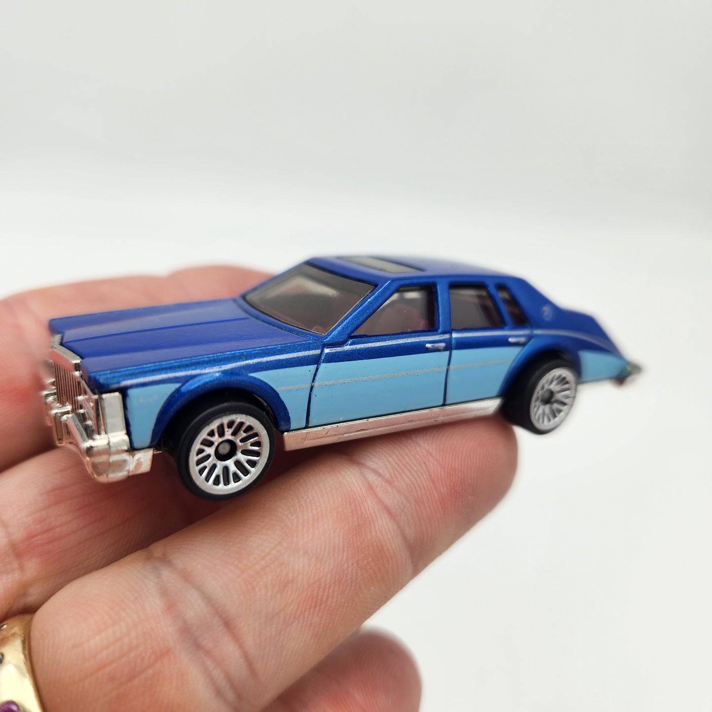Uncarded - Hot Wheels - Cadillac Seville (Two Tone)