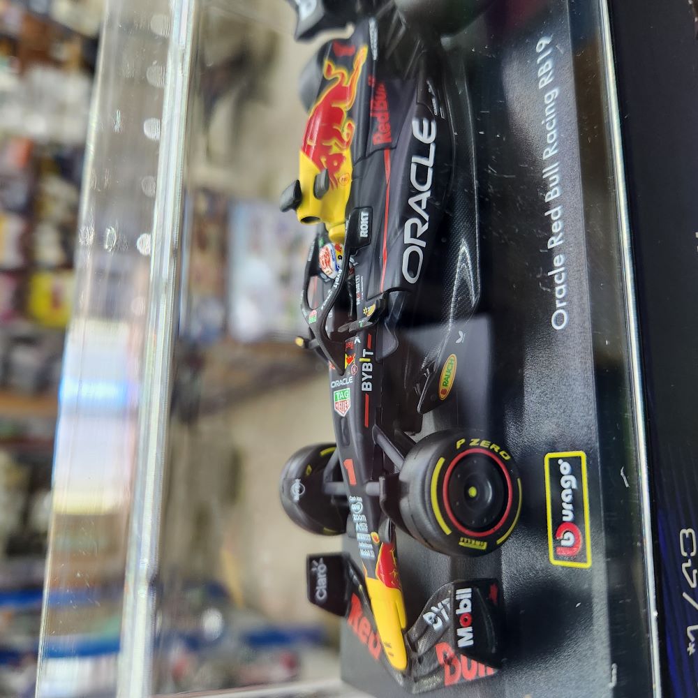 Bburago - 2023 Oracle Red Bull Racing RB19 #1 Max Verstappen 1:43 Scale