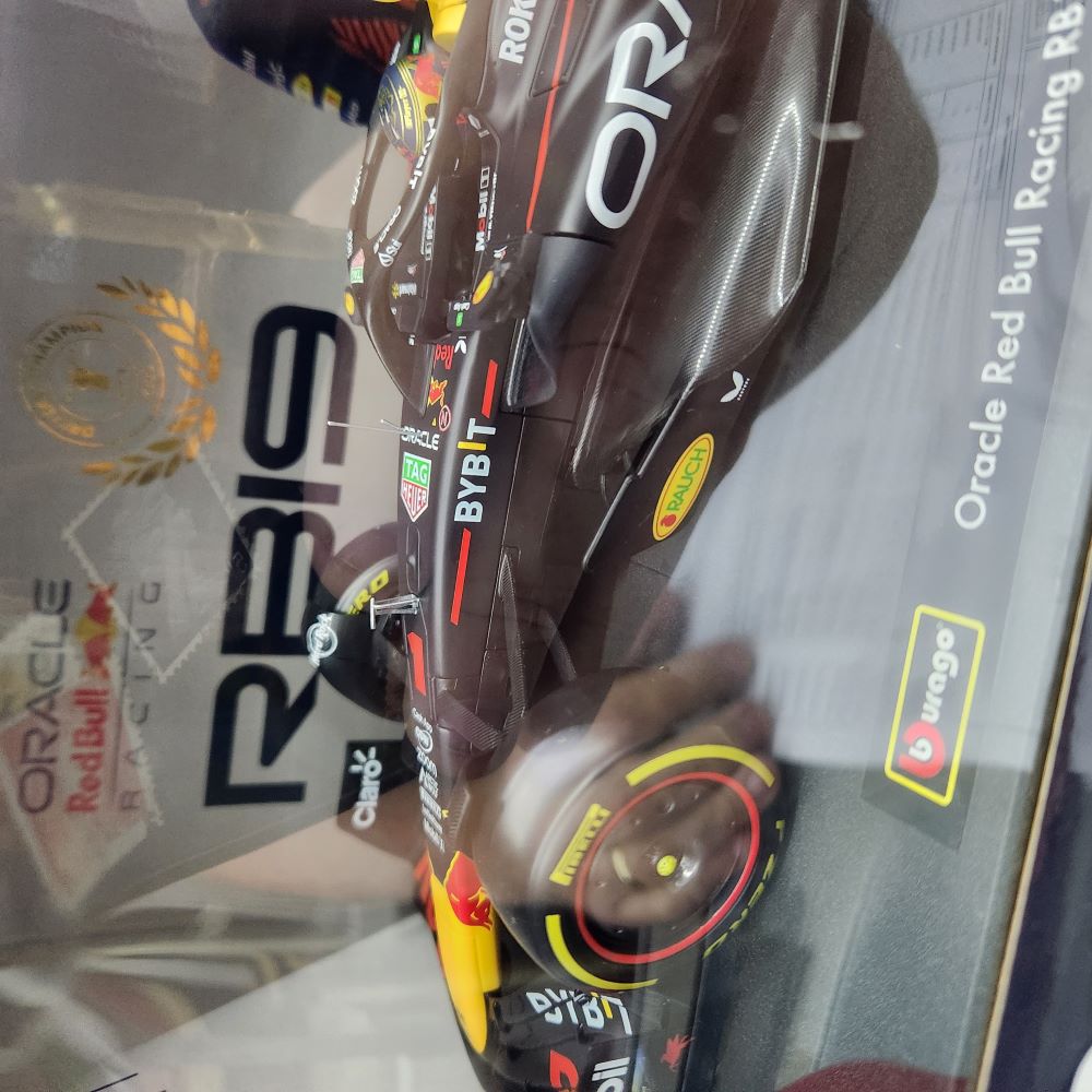 Bburago - 2023 Oracle Red Bull Racing RB19 #1 Max Verstappen 1:18 Scale