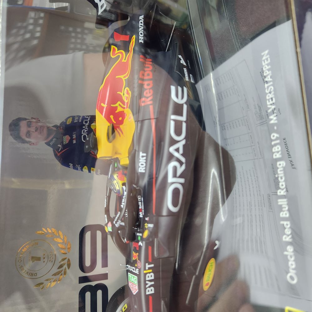 Bburago - 2023 Oracle Red Bull Racing RB19 #1 Max Verstappen 1:18 Scale