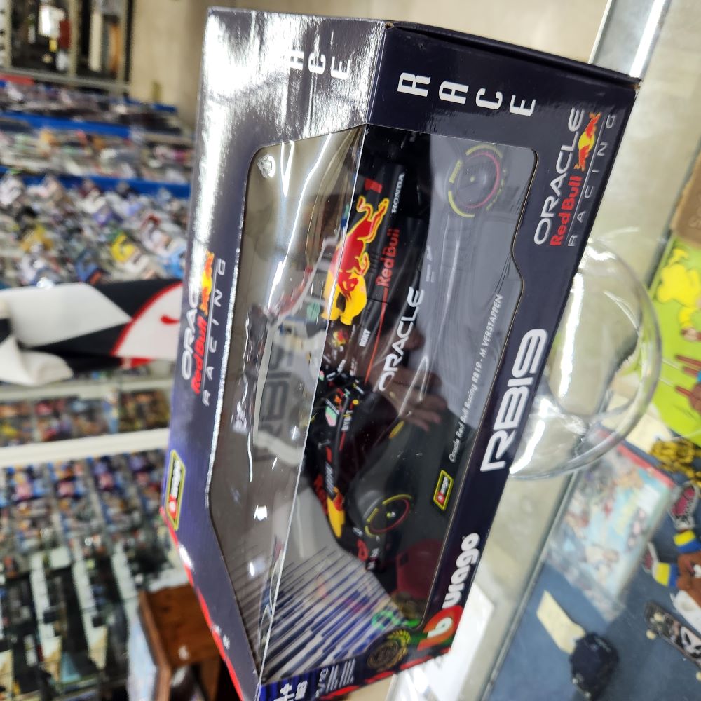 Bburago - 2023 Oracle Red Bull Racing RB19 #1 Max Verstappen 1:18 Scale