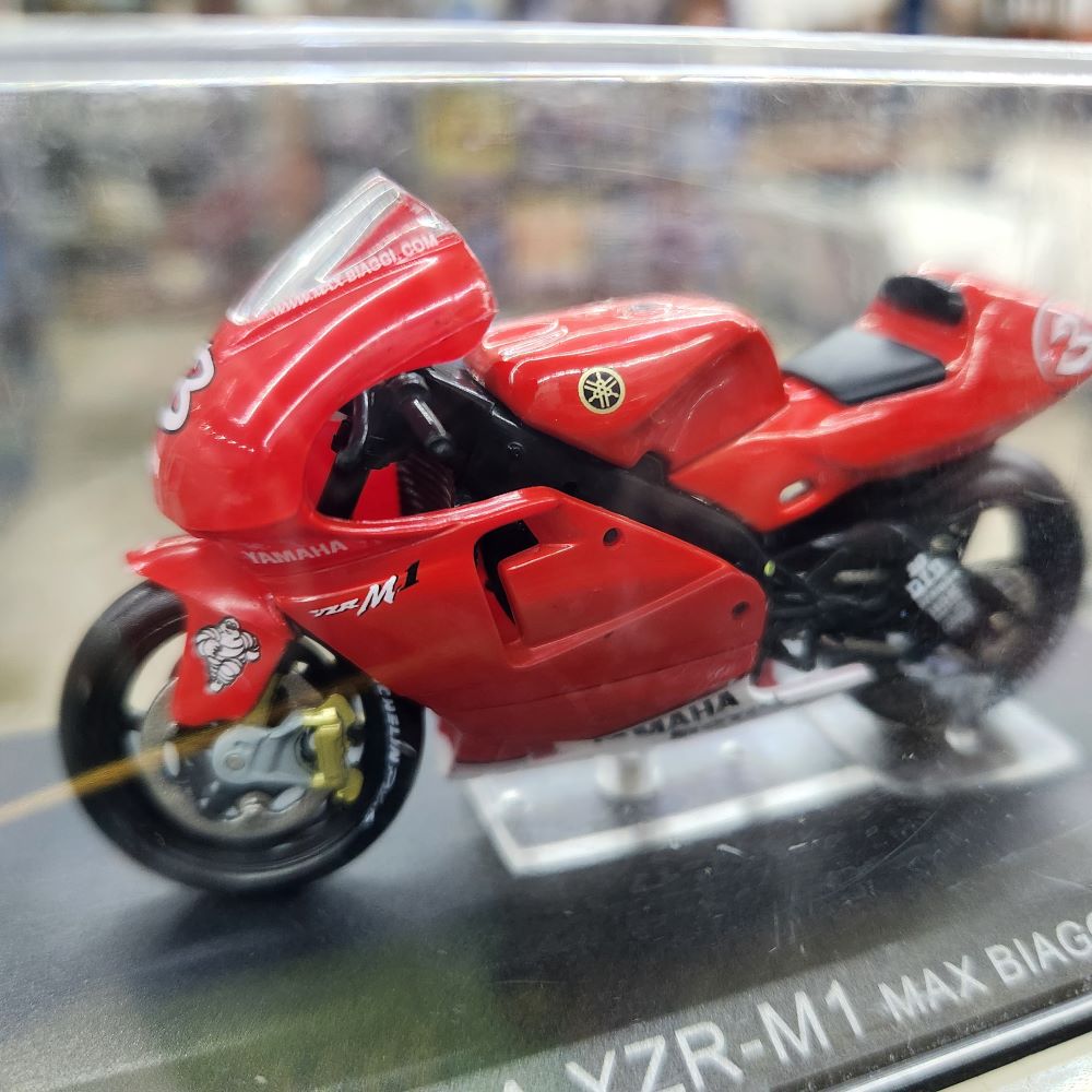 Yamaha YZR M1 Max Biaggi Red 2002