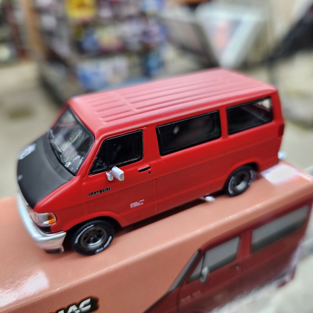 Tarmac Works - Dodge Van - Red