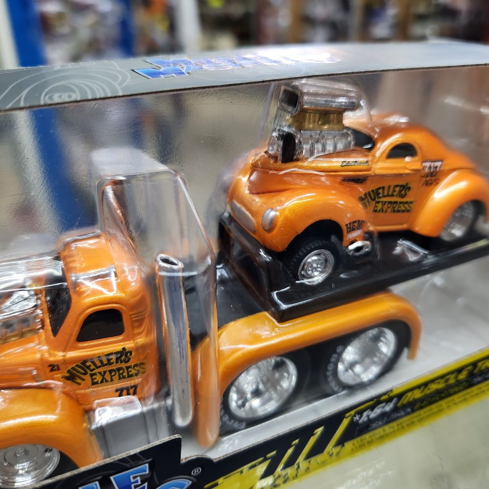 Maisto Muscle Machines - Transports - Series 4 - 1953 Mack Flatbed/1941 Willys Coupe (Model 11)