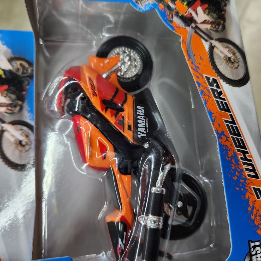 Maisto - 2 Wheelers - Yamaha R7 Road Bike (Red/Orange) - 1:18 Scale