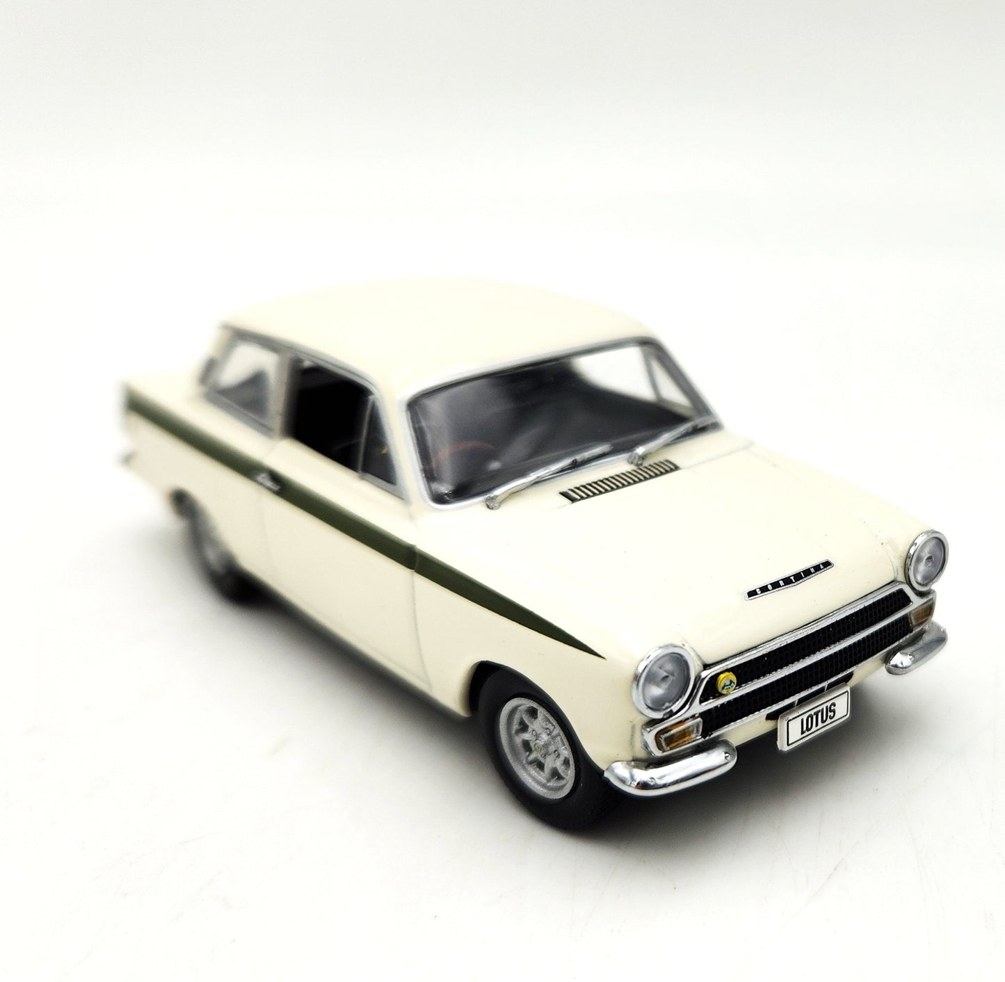 Classic Carlectables - Ford / Lotus 1965 Cortina 'Ermine White'