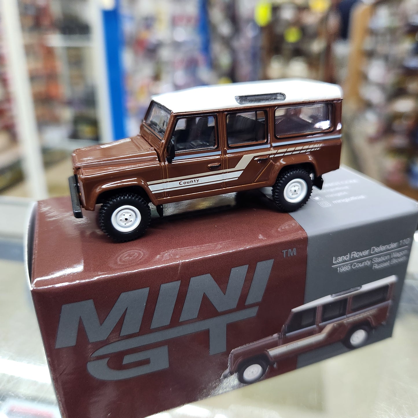 MiniGT - Land Rover 1985 Defender 110 County Station Wagon - Russet Brown