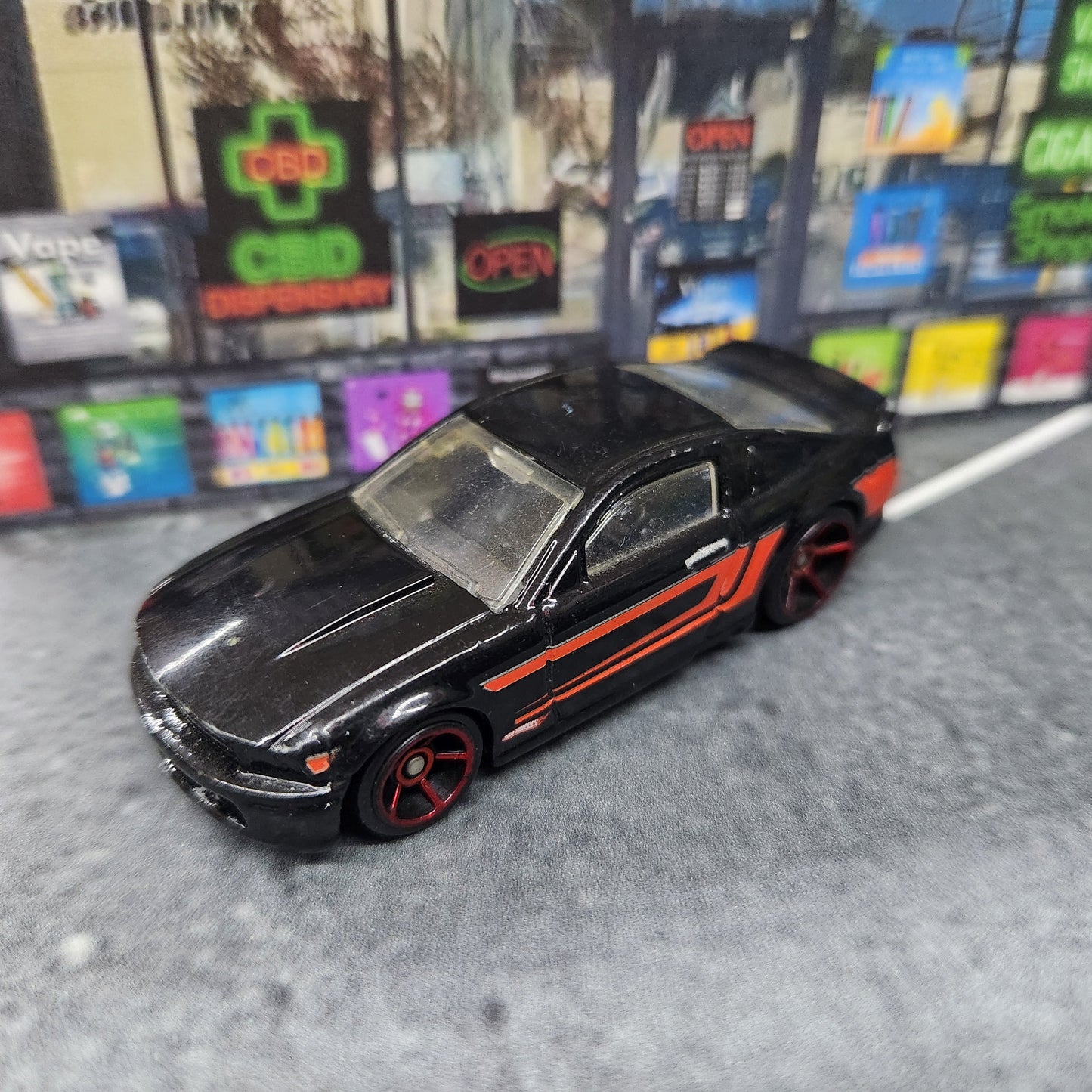 Uncarded - Hot Wheels - 2007 Ford Mustang (Black/Red) - 1:64 Scale