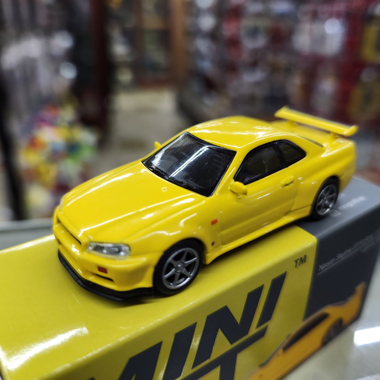 MiniGT - Nissan Skyline GT-R (34) V-Spec Lighting Yellow