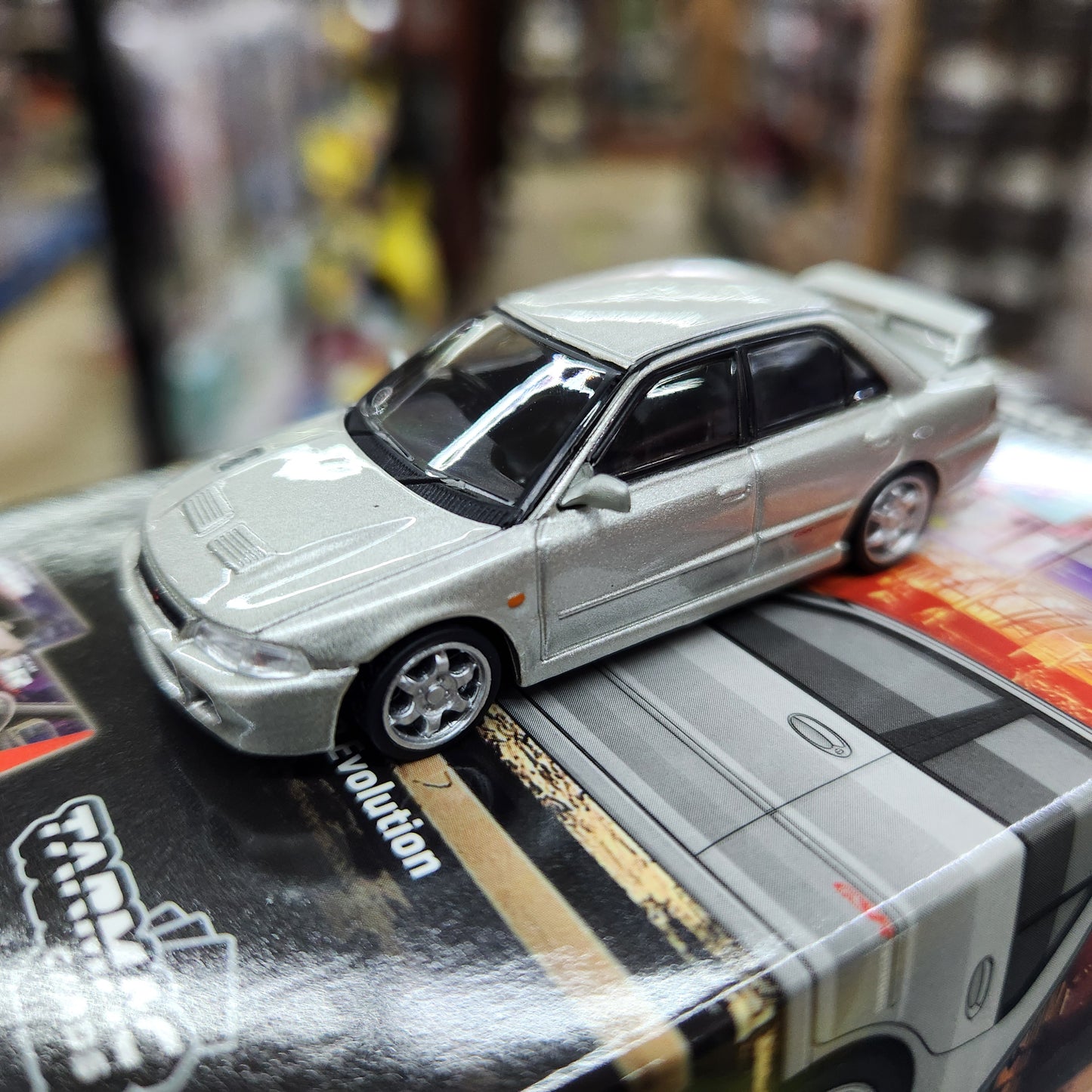 Tarmac Works - Mitsubishi Lancer GSR Evolution Silver (With Cards) - 1:64 Scale